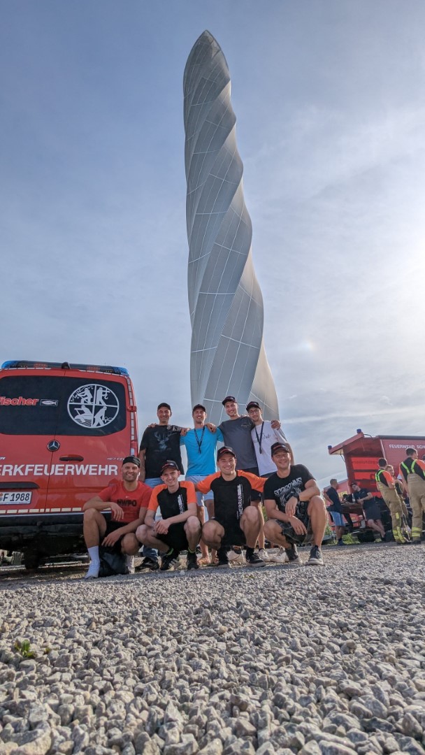 Werkfeuerwehr fischer und Feuerwehr Dornstetten: (v.l.n.r. stehend) Andreas Kaupp, Phillip Großmann, Florian Mayerhofer, Dennis Reitinger, (v.l.n.r. kniend), Erik Hertkorn, Felix Fuhrer, Mathias Scheuermann, Sven Delitzsch